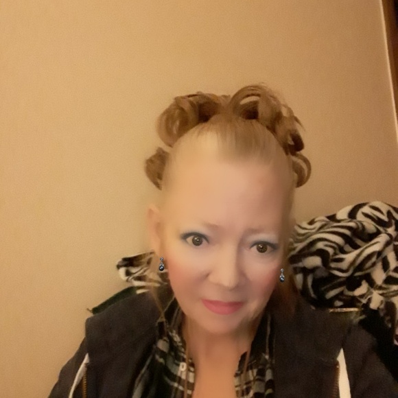 Meet your Posher, Katina - Picture 3 of 3